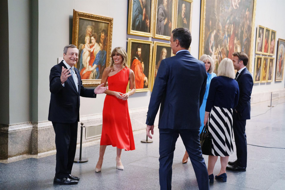 El jefe del Ejecutivo y su esposa, Begoña Gómez, han ido recibiendo a los líderes asistentes a la cena y a sus acompañantes en la Galería Central de la pinacoteca.