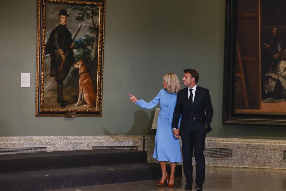 l presidente de Francia, Emmanuel Macron (d), y su esposa Brigitte Macron (i) a su llegada a la cena. El día anterior se les vio pasear por Madrid.