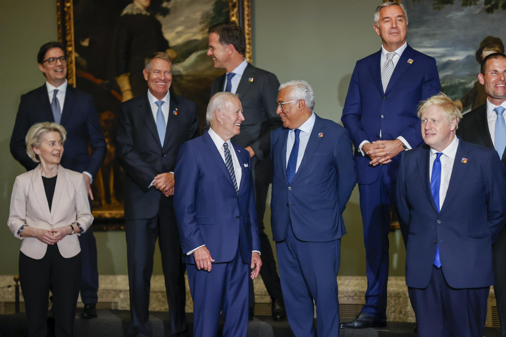 El presidente de Estados Unidos, Joe Biden (4i) y el primer ministro portugués, Antonio Acosta, conversan durante la foto de familia.