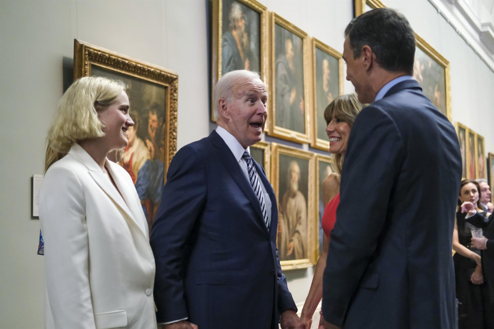 El presidente del Gobierno, Pedro Sánchez, es el anfitrión esta noche de una cena de trabajo en el Museo del Prado. Ahí bromeó junto a su esposa con el presidente de los Estados Unidos, Joe Biden (c), y sus nietas (i), a su llegada.