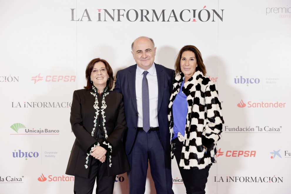 De izquierda a derecha, la presidenta de La Información, Marisa Navas junto al director de La Información, Fernando Pastor y Pilar García de la Granja, premio Henneo 2022