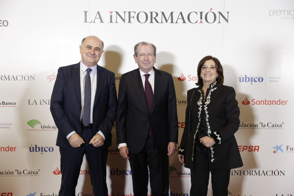 Fernando Pastor, director de La Información; Fernando Vives, presidente ejecutivo de Garrigues; Marisa Navas, presidenta de La Información