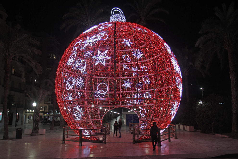 Las capitales de la Comunitat Valenciana (en la imagen, Alicante) apuestan por la eficiencia energética y el ahorro en la iluminación navideña de este año con horarios limitados de encendido y tecnología led, y por novedades como proyectores de vídeo o una bola gigante transitable