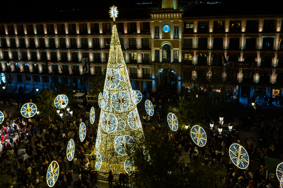 La ciudad de Toledo ha encendido este sábado su iluminación de Navidad, que se compone de un millón y medio de puntos de luz con tecnología led y supondrá un ahorro de consumo eléctrico del 30 por ciento respecto a otros años