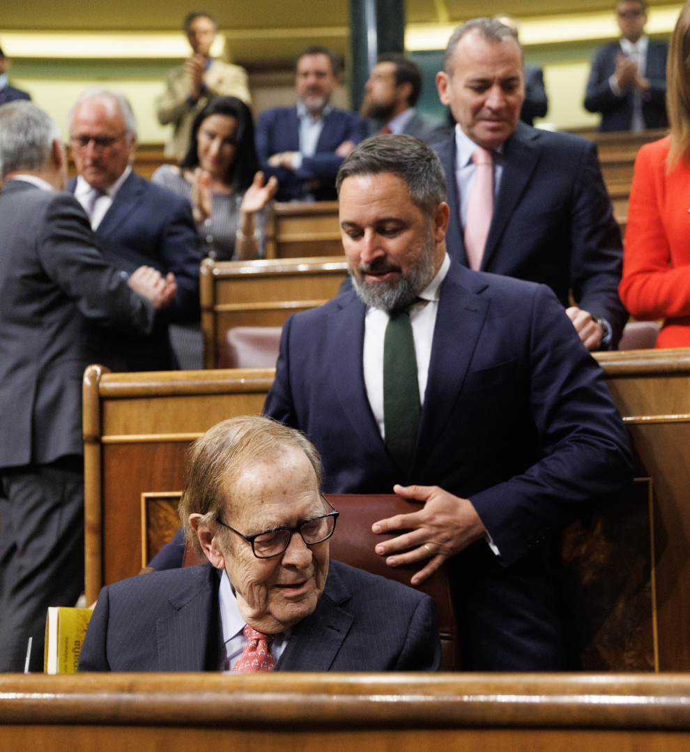 El candidato de la moción de censura, el profesor y economista Ramón Tamames (i) y el líder de VOX, Santiago Abascal (d), llegando a su escaño.