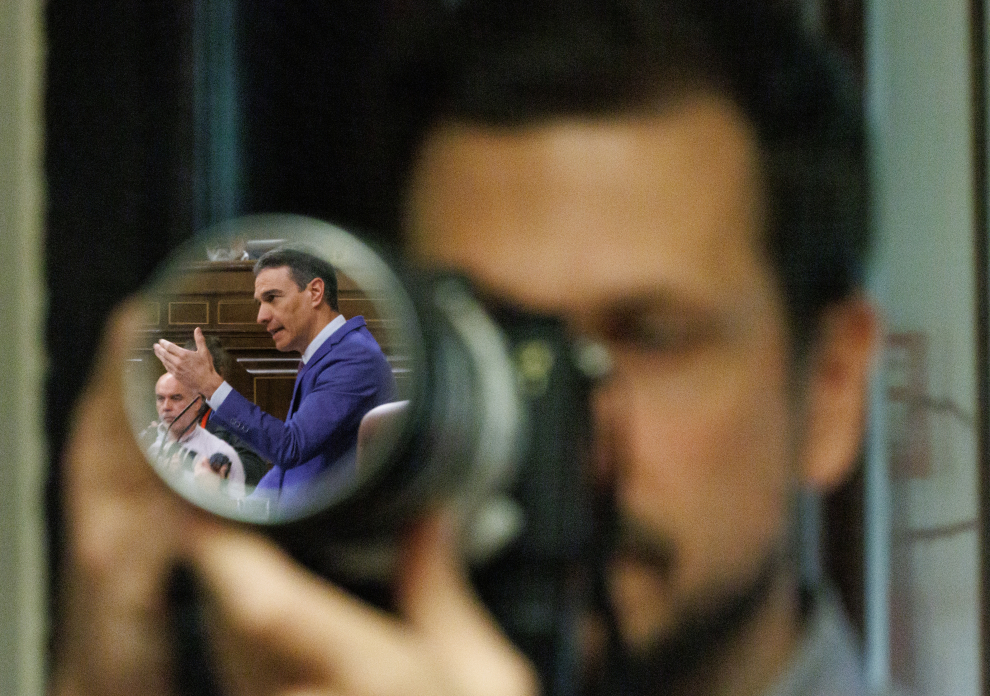 El presidente del Gobierno, Pedro Sánchez, reflejado en una cámara de fotos durante el debate de la moción de censura.