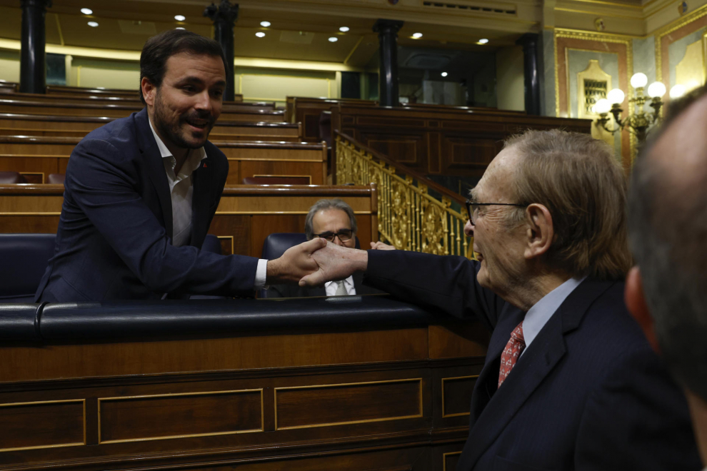 El profesor y economista Ramón Tamames (d), que lidera la segunda moción de censura de Vox contra el presidente del Gobierno, Pedro Sánchez, saluda al ministro de Consumo, Albero Garzón.