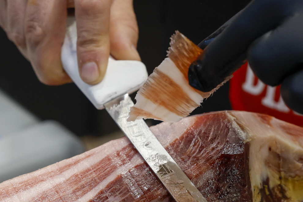 Un cortador de jamón muestra sus habilidades durante la 36ª edición del Salón Gourmets