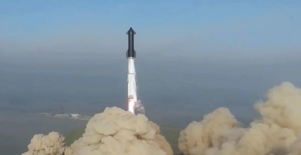 El gran cohete Starship de la empresa SpaceX explotó en lo cielos de Texas (EE.UU.) pocos minutos después de un exitoso despegue por motivos todavía por determinar, aunque los ingenieros de la compañía señalaron que daban por buena la prueba, que se podría volver a intentar en unos meses. El dueño de SpaceX, el multimillonario Elon Musk, reaccionó de forma inmediata en su cuenta de Twitter para felicitar a sus equipos y animarles a seguir trabajando en un proyecto que tiene como objetivo final contar con un aparato que lleve a los humanos a la Luna y Marte.