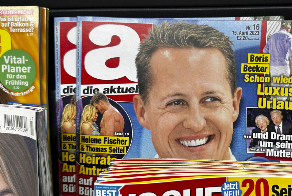 La familia de Michael Schumacher se querellará contra la revista "Die Aktuelle" por la publicación de una presunta entrevista con heptacampeón mundial de Fórmula 1 con respuestas generadas por un sistema de inteligencia artificial. Así lo han dicho representantes de la familia a varios medios alemanes después de que la entrevista generara indignación entre los seguidores del expiloto que sufrió un grave accidente de esquí en 2013 y desde entonces no aparece públicamente. "Michael Schumacher. La primera entrevista. Una sensación mundial", dice la revista en portada ilustrada con una gran fotografía del expiloto.