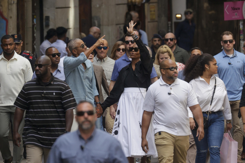 Barack Obama y Michelle Obama pasean por las calles de Barcelona como invitados especiales al concierto que se ha celebrado este viernes en Barcelona y con el que el Boss da el pistoletazo de salida a su gira europea.