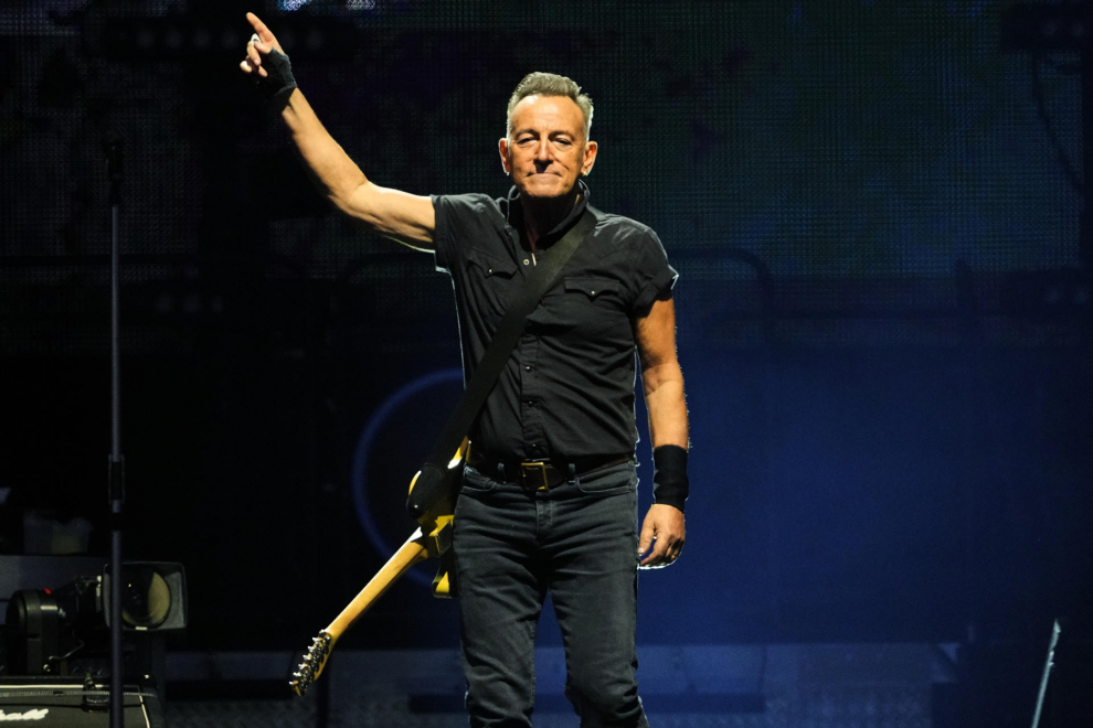 El "boss" Bruce Springsteen ha cumplido las expectativas y seis años después de su última cita en España, cumplidos ya los 73 años, ha vuelto a conquistar a un público que, por su entrega y aguante durante las casi tres horas de concierto en Barcelona, parecía muy consciente de estar viviendo una noche histórica.