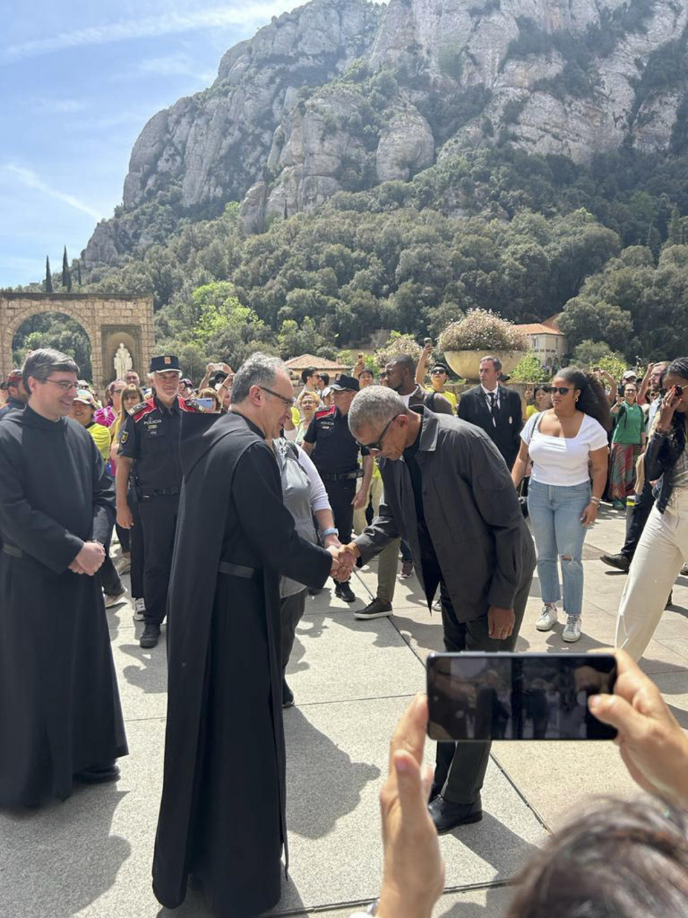 El expresidente de EEUU Barack Obama ha visitado este sábado el monasterio de Montserrat, antes de que el exdirigente abandone Barcelona para dirigirse a un ciclo de conferencias en Zúrich (Suiza).