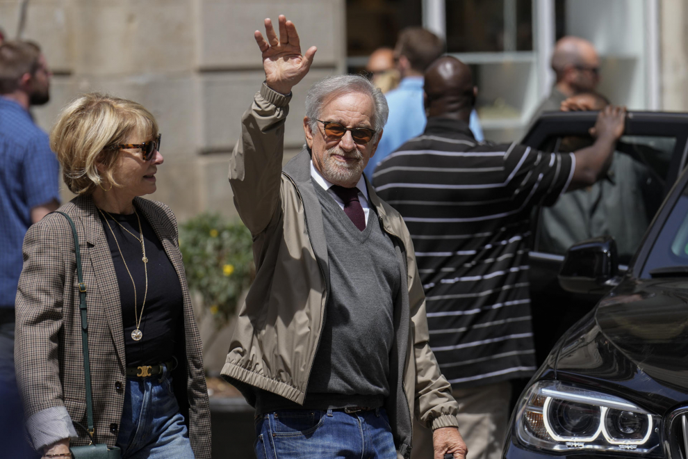 Steven Spielberg y su esposa Kate Capshaw, salen del MOCO Museum de Barcelona, donde han acompañado a Barack Obama y su mujer Michelle en el marco de su visita privada a la capital catalana donde asistieron al primero de los conciertos de Bruce Springsteen.