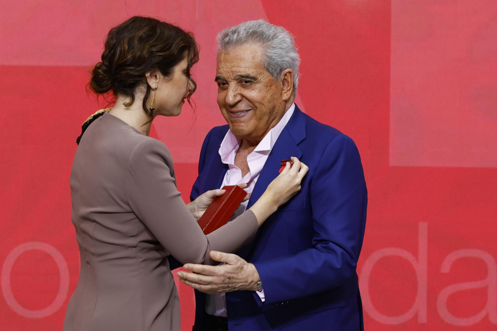 La presidenta de la Comunidad de Madrid, Isabel Díaz Ayuso (i), entrega uno de los galardones al actor Andrés Pajares