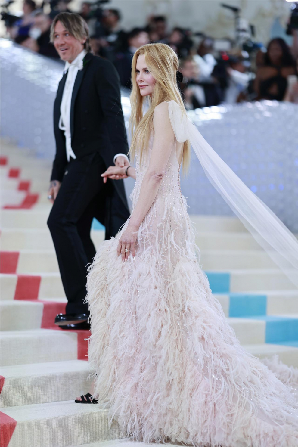 Nicole Kidman, que durante unos años se ha ausentado de la fiesta, y dijo que el homenaje era la excusa perfecta para llevar un vestido rosa largo con plumas que el modisto creó expresamente para ella