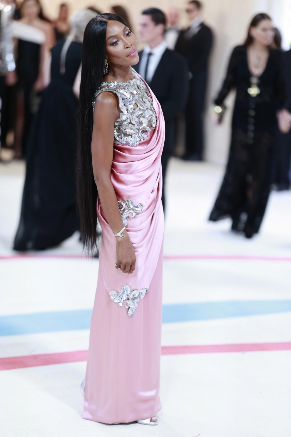 Naomi Campbell, que comentó con cariño cómo conoció a Lagerfeld cuando ella tenía 16 años, lució un traje ajustado de satén rosa con cuerpo de lentejuelas plateadas de Chanel.