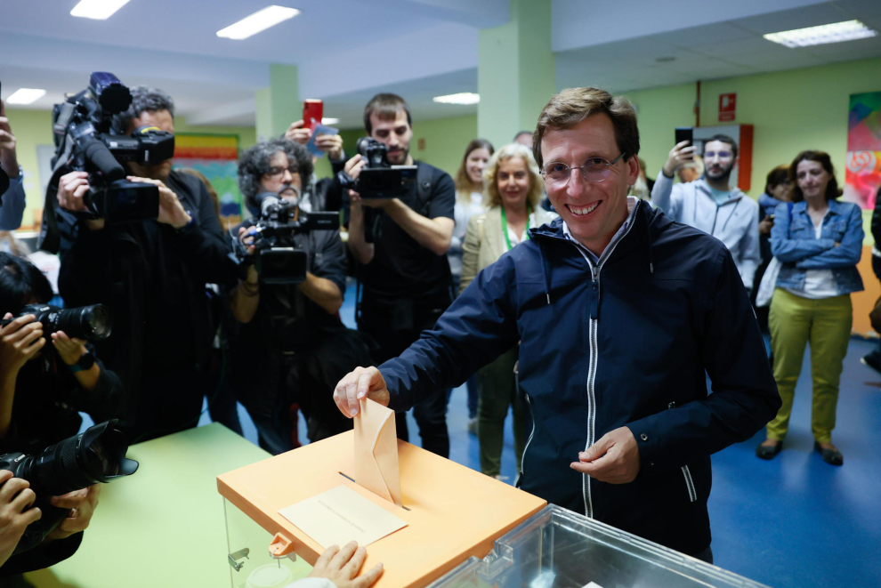 El alcalde de Madrid y candidato a la reelección por el PP, José Luis Martínez-Almeida, ejerce su derecho al voto en el Colegio José Ortega y Gasset,
