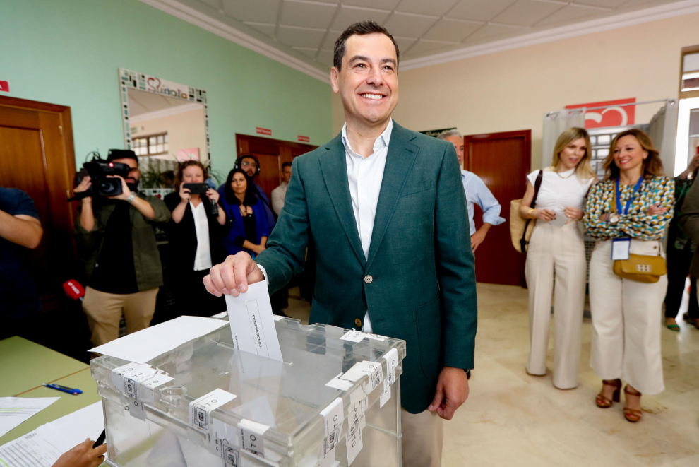 El presidente de la Junta de Andalucía y candidato a la reelección por el PP Juanma Moreno vota los comicios de este 28M en Málaga, este domingo.