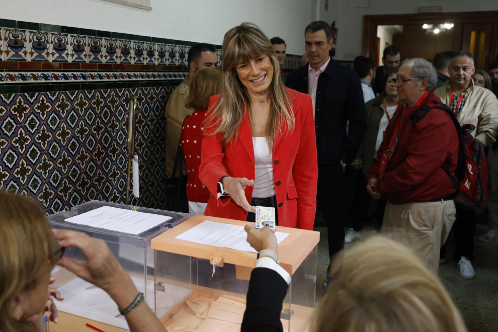 La mujer del presidente del Gobierno, Pedro Sánchez, Begoña Gómez, ejerce su derecho al voto en el colegio Nuestra Señora del Buen Consejo, este domingo, durante las elecciones locales municipales y autonómicas.