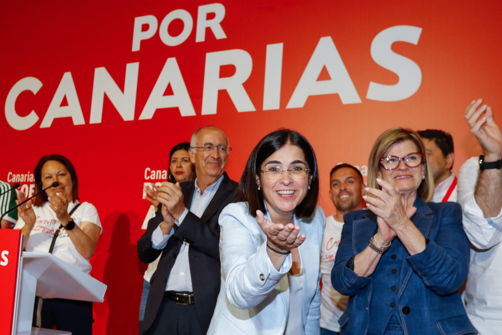 La candidata del PSOE a la Alcaldía de Las Palmas de Gran Canaria, Carolina Darias (2d), durante su comparecencia ante los medios de comunicación tras conocer los resultados de las elecciones