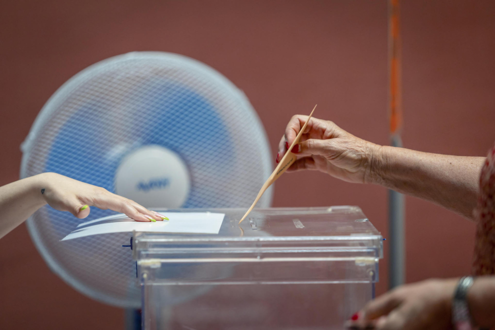 Una votante ejerce su derecho al voto en las elecciones generales ante un ventilador este domingo en el Teatro Rojas de Toledo.