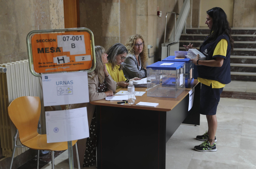 Una cartera deposita los votos por correo de las elecciones generales en un colegio electoral en Oviedo este domingo. Casi 37,5 millones de españoles están llamados a participar este domingo en las decimosextas elecciones a Cortes Generales