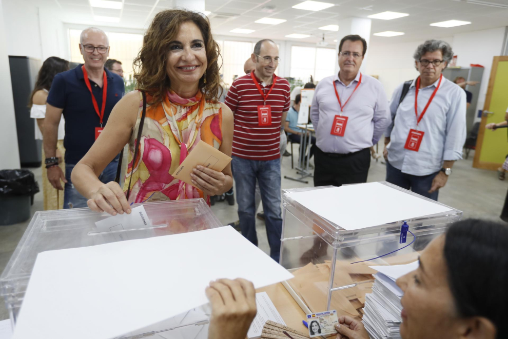 La vicesecretaria general del PSOE y número uno por Sevilla, María Jesús Montero, ejerce su derecho al voto en las Escuelas Profesionales de la Sagrada Familia Nuestra Señora de los Reyes de Sevilla.