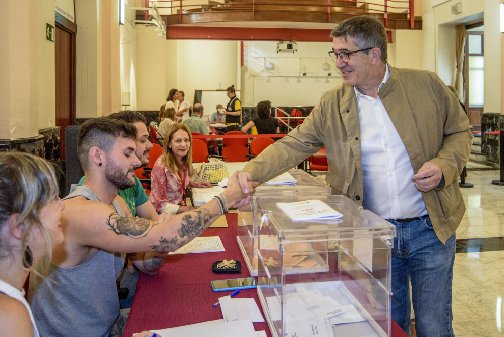 El cabeza de lista del PSE-EE al Congreso por Bizkaia, Patxi López ejerce su derecho al voto para las elecciones generales en un colegio electoral de Portugalete (Bizkaiai).