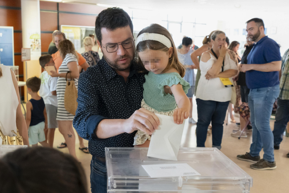 El presidente de la Generalitat, Pere Aragonès, acompañado por su mujer e hija, ejerce su derecho al voto en un colegio electoral de la localidad de Pineda de Mar.