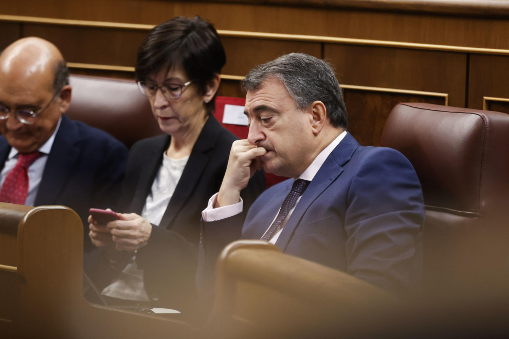 El portavoz del PNV, Aitor Esteban escucha la intervención del presidente del Gobierno en funciones, Pedro Sánchez, en el primer día del debate de investidura, este miércoles en el Congreso de los Diputados, en Madrid