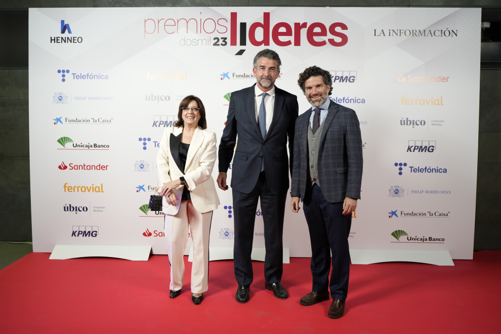 Marisa Navas, presidenta de La Información; Pablo Bernad (socio responsable de mercados de KPMG en España); Íñigo de Yarza, Consejero delegado de Henneo.