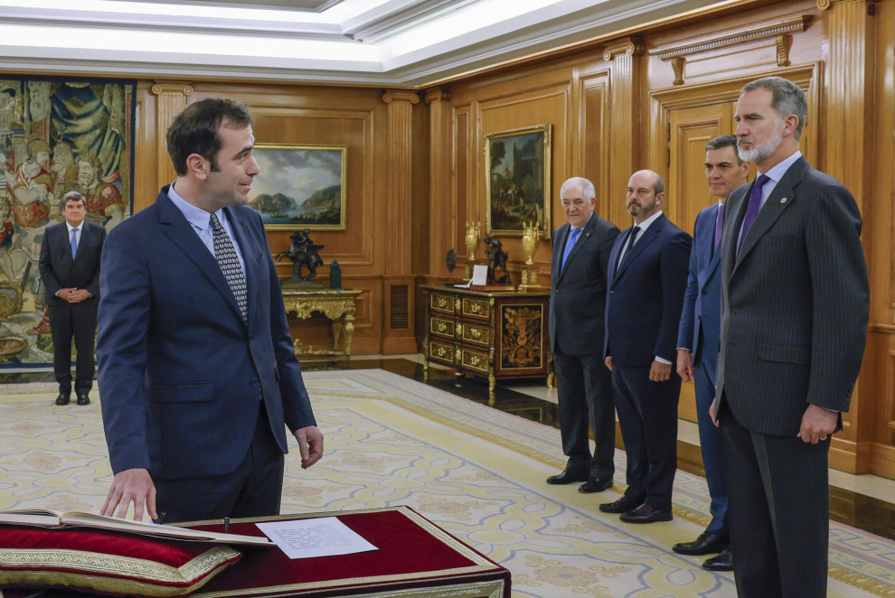 El nuevo ministro de Economía, Carlos Cuerpo (i) jura su cargo junto al rey Felipe VI (d) y al presidente del Gobierno, Pedro Sánchez (2d) durante un acto celebrado este viernes en el Palacio de la Zarzuela en Madrid.