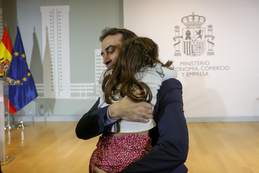l nuevo ministro de Economía, Comercio y Empresa, Carlos Cuerpo, abrazado por una niña tras el acto de toma de posesión de su cargo este viernes en la sede del Ministerio