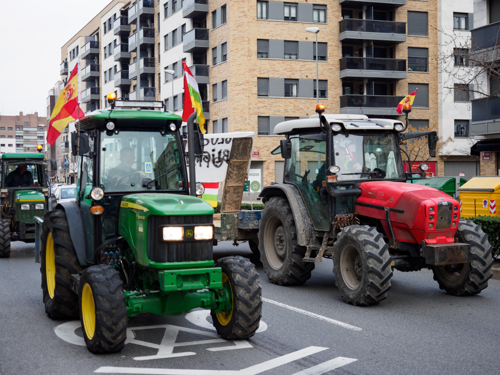 Tractores marchan por una carretera de la ciudad, a 6 de febrero de 2024, en Logroño, La Rioja (España)