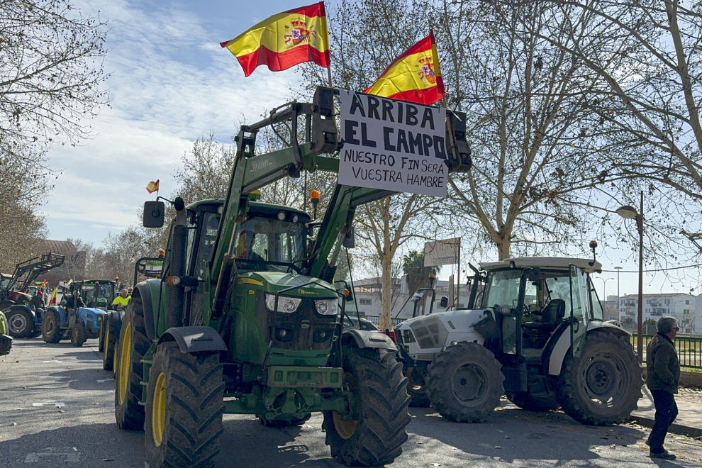 Fotografía de la concentración de tractores con motivo de las protestas del campo este martes, en Zafra (Badajoz)
