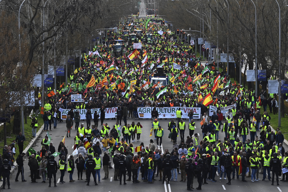 La manifestación de los agricultores en Madrid camina por la Castellana