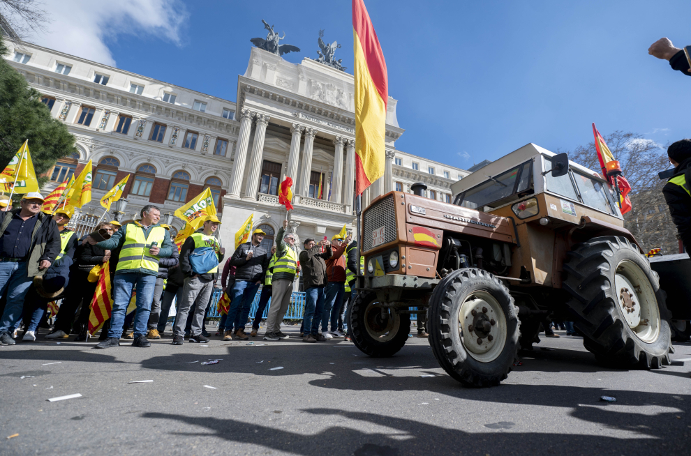 Un tractor llega a la concentración de agricultores en el Ministerio de Agricultura en Madrid este 26 de febrero de 2024.
