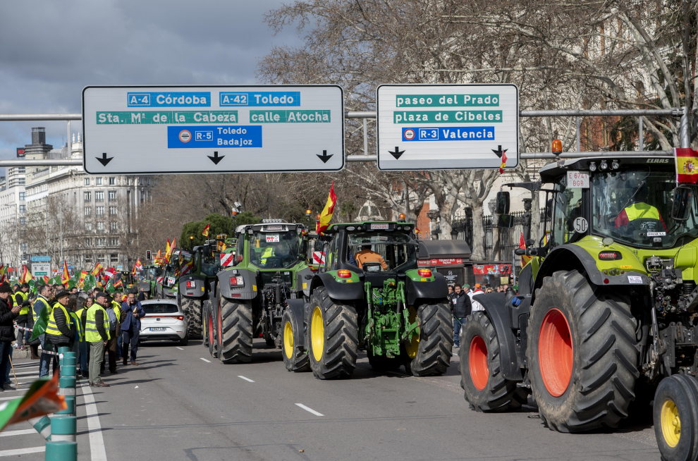 Una columna de tractores llega a la concentración de agricultores en el Ministerio de Agricultura
