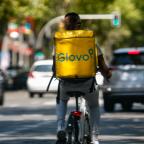Un repartidor, o rider, de Glovo en una calle de Madrid.