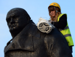 Máscaras antigás en monumentos de Londres contra la contaminación ambiental