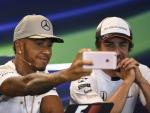 Hamilton y Alonso se hacen un 'selfie'