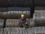 Un trabajador descansa en una fábrica de acero en Shenyang, en la provincia de Liaoning, noreste de China. EFE/EPA