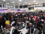 Una multitud de viajeros esperan en el aeropuerto de Gatwick en Londres (Reino Unido)