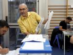 Un funcionario de Correos entrega el voto emitido por correo en la Escuela Mireia de Barcelona. /EFE/Toni Albir
