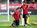 El capitán de la selección española Sergio Ramos (c) felicita a Álvaro Morata (i) tras marcar ante Malta. /EFE