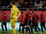 Los jugadores de la selección española celebran el tercer gol ante Malta, obra de Pau Torres.