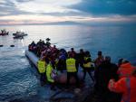 Rescate de refugiados y migrantes en una lancha en el mar Egeo