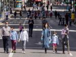 Varios niños paseando por las calles de Murcia