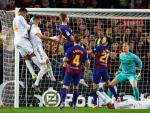 El jugador Real Madrid, Benzemà, intenta el remate ante la portería de Stegen, del Barcelona,durante el encuentro correspondiente a la Liga jugado esta noche en el Camp Nou.